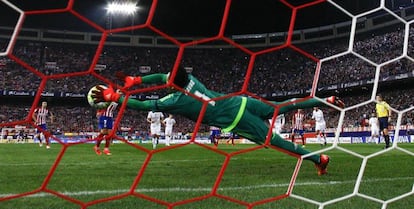 Imagen del derby entre Atl&eacute;tico de Madrid y Real Madrid, jugado en el Vicente Calder&oacute;n en octubre del a&ntilde;o pasado.