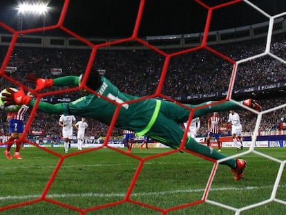 Imagen del derby entre Atl&eacute;tico de Madrid y Real Madrid, jugado en el Vicente Calder&oacute;n en octubre del a&ntilde;o pasado.