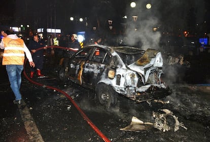 Los equipos de emergencia trabajan en el lugar del atentado. Una bomba en el corazón comercial de Ankara se cobró este domingo la vida al menos de 25 personas y provocó numerosos heridos, según el gobernador de Ankara citado por varios medios.