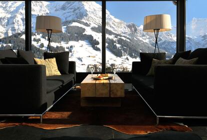 Salón del hotel The Cambrian (www.thecambrianadelboden.com), en Adelboden (Suiza), con interiorismo de Peter Silling, quien ha utilizado materiales locales.