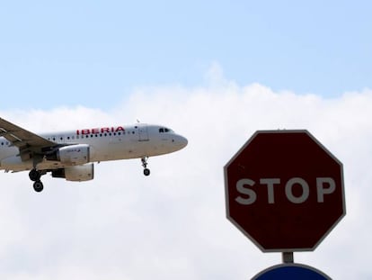 Un avión de Iberia sobrevuela el aeropuerto de El Prat (Barcelona) antes de aterrizar.