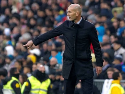 Zidane da órdenes a sus jugadores en el Real Madrid-Sevilla.