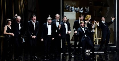 El actor Stellan Skarsgard y el equipo de 'The Square' celebran el éxito en los Premios del Cine Europeo.