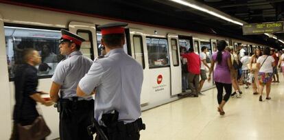 Patrulla de los Mossos d&#039;Esquadra en una estaci&oacute;n de metro de Barcelona.