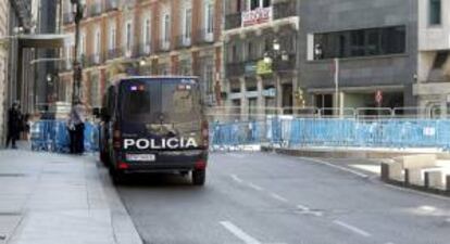 Tráfico cortado en la Carrera de San Jerónimo y con restricciones a la circulación de viandantes por parte de la Policía, que mantiene un fuerte dispositivo de seguridad, con vallas fijas y agentes alrededor de la Cámara Baja. EFE/Archivo