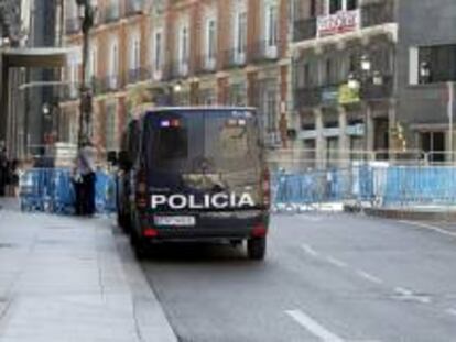 Tráfico cortado en la Carrera de San Jerónimo y con restricciones a la circulación de viandantes por parte de la Policía, que mantiene un fuerte dispositivo de seguridad, con vallas fijas y agentes alrededor de la Cámara Baja. EFE/Archivo