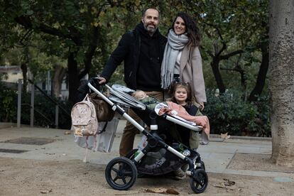 Victor y Eva, con sus hijos Pep y Mia. Son profesores y en cuanto uno de los dos tenga plaza en Puigcerdà (Girona), se marcharán de Barcelona, aunque el otro no tenga trabajo.