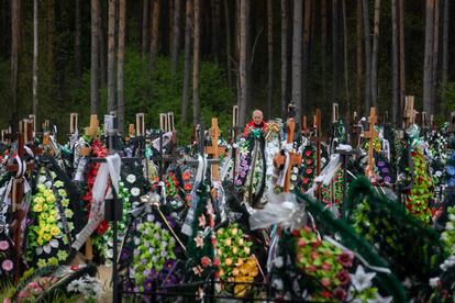 Tumbas de personas asesinadas durante la invasión rusa de Ucrania en el cementerio de Irpin, en la región de Kiev.