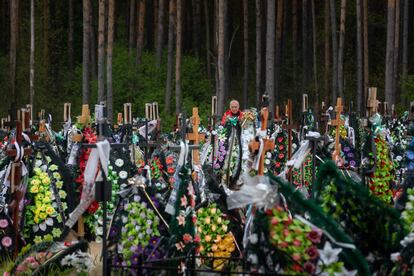 Tumbas de personas asesinadas durante la invasión rusa de Ucrania en el cementerio de Irpin, en la región de Kiev. 