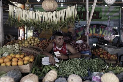 Un vendedor de productos agrícolas en un mercado de alimentos en Riohacha, Colombia, el 13 de agosto de 2022. 