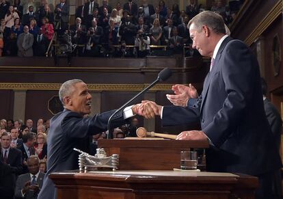 El presidente estadounidense, Barack Obama, saluda al vicepresidente Joseph Biden (atrás) y al presidente de la Cámara de Representantes, John Boehner (d), antes de presentar su discurso sobre el Estado de la Unión en la Cámara de Representantes de los Estados Unidos en el Capitolio en Washington.