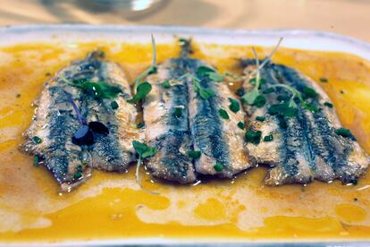 Boquerones con ajada gallega tradicional con pimentón y vinagre.