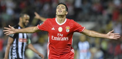 Raúl Jiménez festeja un gol en la liga de Portugal