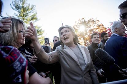 La candidata demòcrata a la presidència dels Estats Units sortint del col·legi electoral de Chappaqua, New York.