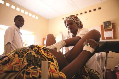 En el hospital público de Kabezi (Burundi), una enfermera de MSF examina a Chantal; la joven, de 20 años, está embarazada y sufre fuertes dolores. El personal del centro había avisado al personal de la ONG tras constatar que la paciente necesitaba una atención quirúrgica de urgencia que allí no podían proporcionarle. En el 15% de los partos se presentan complicaciones graves que requieren una atención médica de emergencia y especializada para salvar la vida de la madre, del bebé o de ambos. Esto ocurre en cualquier país del mundo, pero en algunos la mujer recibe los cuidados que necesita y en otros no. A veces, ni siquiera tiene cerca de su casa unos servicios médicos adecuados, y cuando los hay, es posible que el transporte sea demasiado caro o el camino muy peligroso. También puede suceder que la familia no tenga dinero para pagar la atención o que quien decide a qué se destinan los recursos familiares considere que la vida de la mujer no merece tal esfuerzo económico.