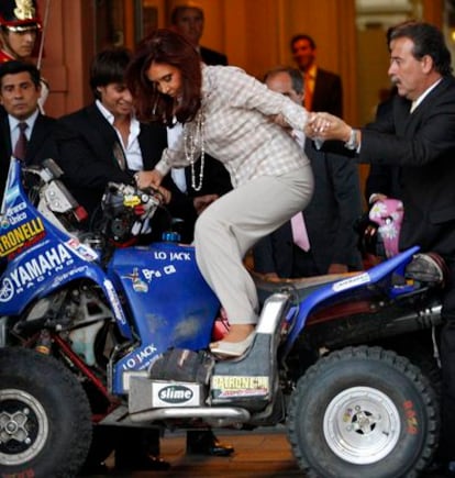 Cristina Kirchner se sube a un <i>quad</i> del <rally Dakar.