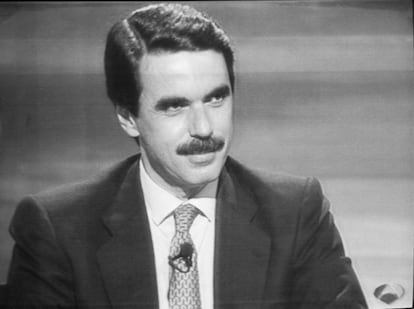 José María Aznar mira a Felipe González durante el debate celebrado en Antena 3, el primero que se celebró en 1993. El candidato del PP estuvo contundente en sus argumentaciones y según todos los observadores, derrotó a González.