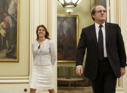 La secretaria general del PP, Dolores de Cospedal, y el ministro de Educación, Ángel Gabilondo, al llegar a la reunión.