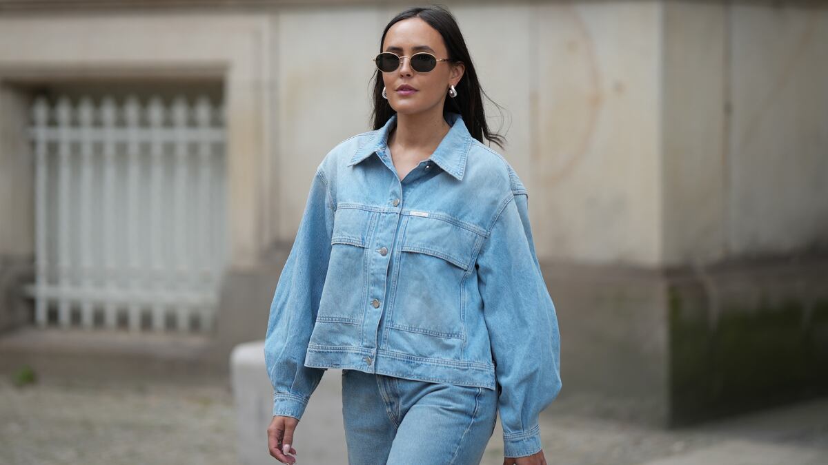 La prenda icónica que nunca pasa de moda: por qué la cazadora vaquera no puede faltar en tu próximo cambio de armario