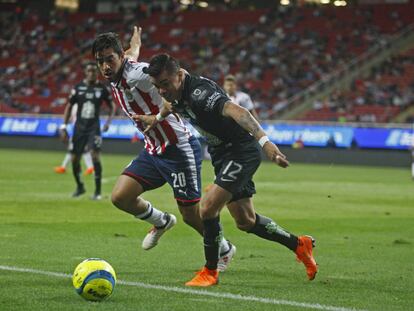 Pizarro disputa el bal&oacute;n contra Garc&iacute;a.