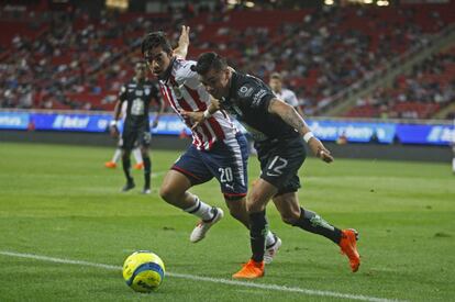 Pizarro disputa el bal&oacute;n contra Garc&iacute;a.