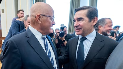 El presidente de Banco Sabadell, Josep Oliu (izquierda), charla con el presidente de BBVA, Carlos Torres.