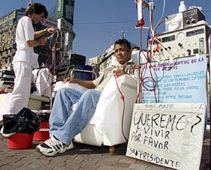 Un enfermo recibe una hemodiálisis simulada durante una protesta de médicos en Buenos Aires.