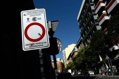 Una de las calles con restricción de tráfico de Madrid Central 
 