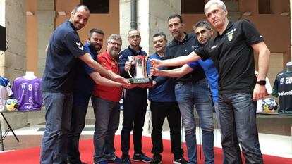 Los entrenadores de los ocho equipos, con la Copa.