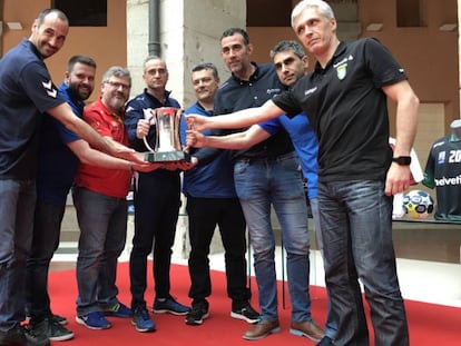 Los entrenadores de los ocho equipos, con la Copa.