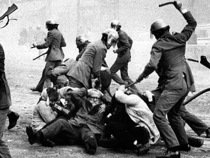 La polic&iacute;a reprime una manifestaci&oacute;n pro amnist&iacute;a en 1976, en Barcelona. 