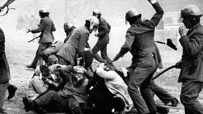 A polícia reprime uma manifestação pró anistia em 1976, em Barcelona.