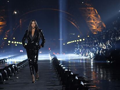 Naomi Campbell cierra el desfile de Saint Laurent a los pies de la Torre Eiffel