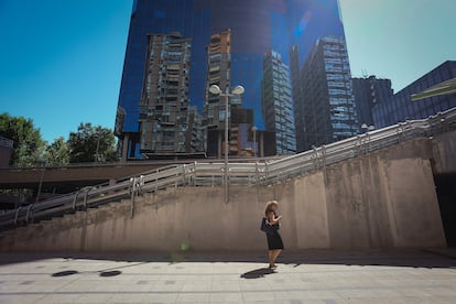 Un edificio refleja algunos de los rascacielos de la zona de Azca, donde hay edificios tan emblemáticos como las torres Picasso, Mahou o Europa.