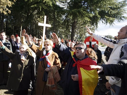 Un grupo de profranquistas hace el saludo fascista frente al Valle de los Caídos ayer, 35 aniversario de la muerte del dictador.