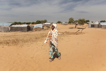 Roukaya camina por las inmediaciones de su casa, en el campo de refugiados de Dar Es Salam. Es un lugar donde el tiempo parece detenido: no hay apenas nada que hacer, y la imaginación de los niños se resiente ante la falta de estímulos.