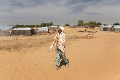 Roukaya camina por las inmediaciones de su casa, en el campo de refugiados de Dar Es Salam. Es un lugar donde el tiempo parece detenido: no hay apenas nada que hacer, y la imaginación de los niños se resiente ante la falta de estímulos.  