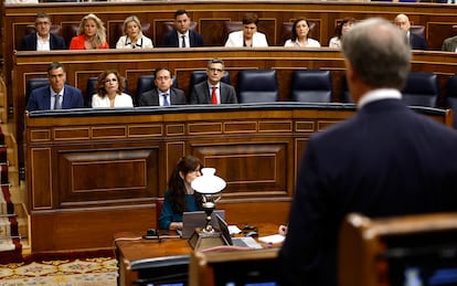 El líder del PP, Alberto Núñez Feijóo (en primer término), durante su intervención. Al fondo, en primera fila desde la derecha, Pedro Sánchez, María Jesús Montero, José Manuel Albares y Félix Bolaños, ocupando el asiento de Yolanda Díaz.