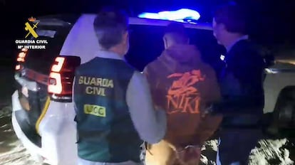 Captura del vídeo facilitado por la Guardia Civil de la detención el pasado viernes en Barbate de otros dos tripulantes de la narcolancha que mató a dos agentes en el puerto de la localidad gaditana en febrero.