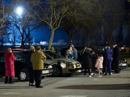 Los ciudadanos salen a la calle presumiblemente para pasar la noche en un descampado tras dos terremotos de intensidad 3,2 y 4,3 que se han sentido en Santa Fe (Granada).