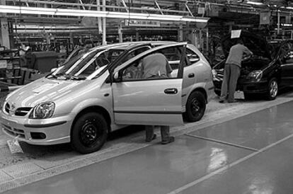 Inauguración de la cadena del Nissan Almera Tino, en Barcelona en junio de 2000.