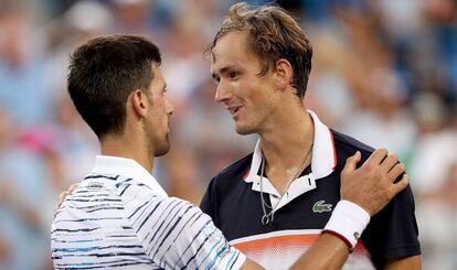 Novak Djokovic saluda a Daniil Medvedev este sábado en Cincinnati tras perder contra él en las semifinales del torneo.