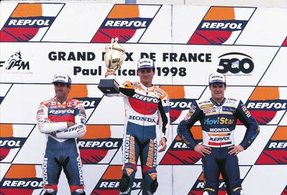 1998. Alex Crivillé, en lo alto del podio de Paul Ricard (Francia), junto a Doohan y Checa. Pero no es una victoria cualquiera: por primera vez lidera el Mundial en la categoría reina.