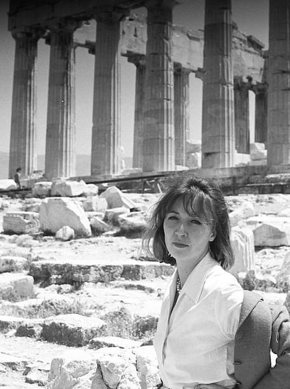 Oriana Fallaci durante una visita a la Acropolis.
