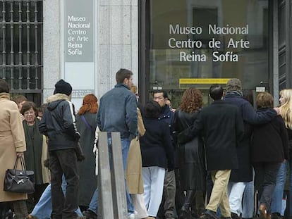 Colas ante el Museo Reina Sofía durante la exposición del modisto Pertegaz en febrero de 2004.