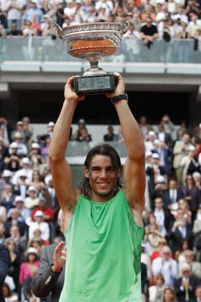 El tenista español alza el trofeo que le acredita como campeón del torneo de tenis Roland Garros, disputado en París ( Francia) , por cuarta vez consecutiva en 2008, tras derrotar en la final a Roger Federer.