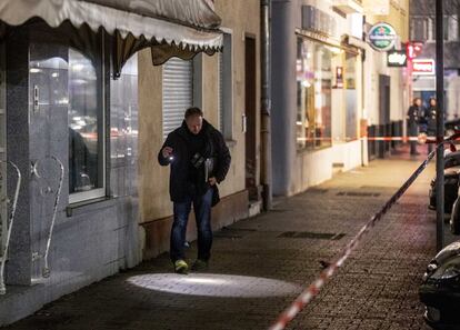 Un segundo tiroteo con muertos se produjo en un establecimiento de Kesselstadt, otro barrio algo más apartado de Hanau. En la imagen, un agente de la policía alemana inspecciona las inmediaciones de un restaurante cerca del que ha tenido lugar uno de los tiroteos.