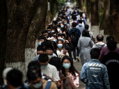 Estudiantes chinos esperaban a vacunarse el 28 de abril en una universidad en Wuhan.