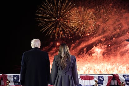 Donald y Melania Trump observan los fuegos artificiales en el Trump National Golf Club, el 18 de enero de 2025.