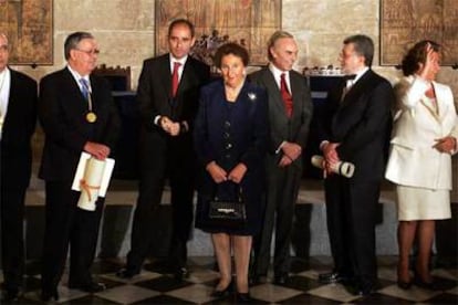 Joan Grimalt, José Barluenga, el presidente de la Generalitat Valenciana, Francisco Camps, los duques de Soria y Fernando Briones, tras la entrega de los premios Rey Jaime I ayer en Valencia.